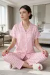 Kadın Pembe Beyaz Çizgili Kısa Kollu Düğmeli Milan Kumaş Pijama Takımı - Görsel 2
