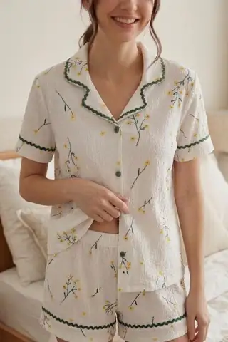 Su Yolu Desenli Beyaz Çiçek Baskılı Şortlu Pijama Takımı 4585 - 3