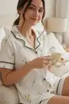 Su Yolu Desenli Beyaz Çiçek Baskılı Şortlu Pijama Takımı 4585 - Görsel 4