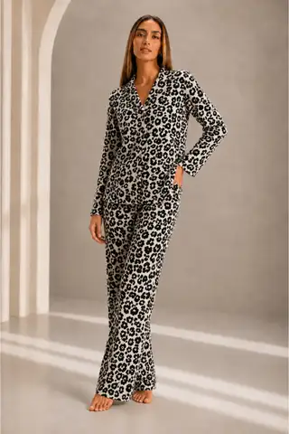 Kadın Önden Düğmeli Uzun Kollu Alt Üst Leopar Pijama Takımı - 1